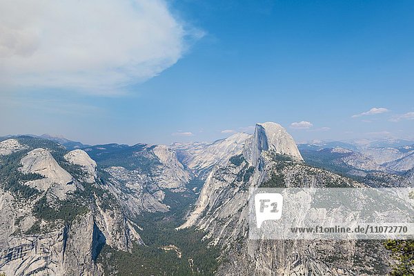Ausblick vom Glacier Point ins Yosemite Valley mit Half Dome  Yosemite Nationalpark  Kalifornien  USA  Nordamerika