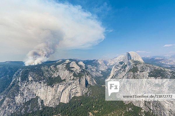 Ausblick vom Glacier Point ins Yosemite Valley  Waldbrand mit Rauchwolken  links Half Dome  Yosemite Nationalpark  Kalifornien  USA  Nordamerika