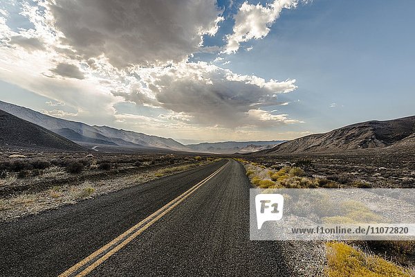 Landstraße  Straße mit dramatischen Wolken  Death Valley  Death-Valley-Nationalpark  Kalifornien  USA  Nordamerika
