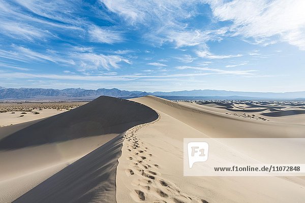 Mesquite Flat Sand Dunes  Sanddünen  hinten Ausläufer der Amargosa-Range Bergkette  Death Valley  Death-Valley-Nationalpark  Kalifornien  USA  Nordamerika