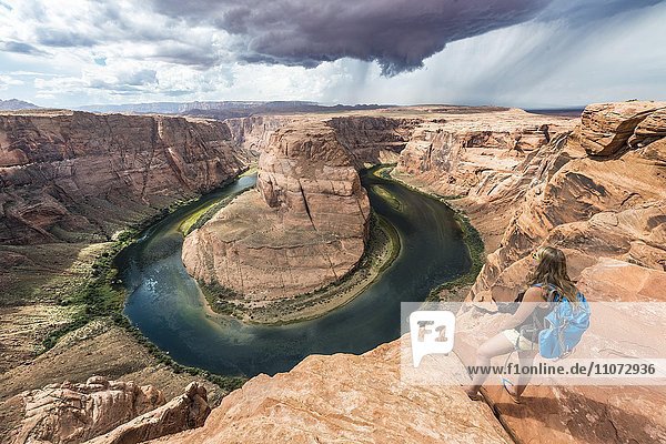 Touristin am Horseshoe Bend Flussschleife des Colorado River King Bend Glen Canyon National Recreation Area Page Arizona USA Nordamerika