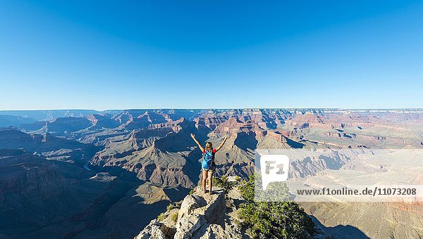 Wanderin schaut über Grand Canyon  South Rim  Grand Canyon Nationalpark  Arizona  USA  Nordamerika