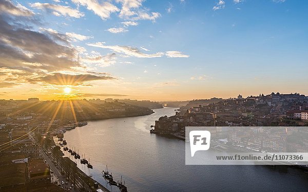 Ausblick über Porto mit Fluss Rio Douro  Sonnenuntergang  Porto  Portugal  Europa