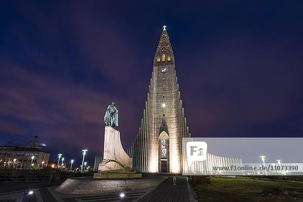 Hallgrímskirkja oder Hallgrimskirche mit Denkmal für Leif Eriksson  Nachtaufnahme  Reykjavík  Höfuðborgarsvæðið  Island  Europa