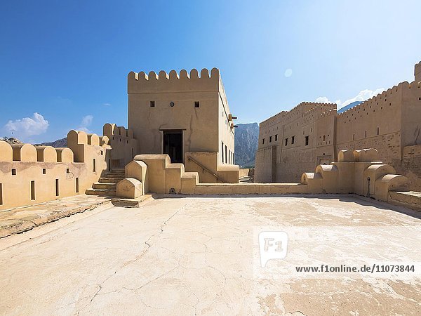 Innenhof von Fort Nakhl  oder Husn Al Heem  Festung  über Oase Nakhl auf Jebel Nakhl Massiv  historischer Lehmbau  Provinz Al-Batinah  Sultanat Oman  Golfstaat  Arabische Halbinsel  Naher Osten  Asien