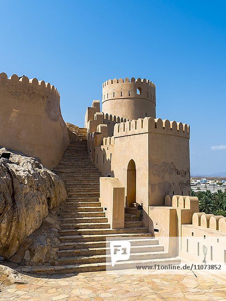 Fort Nakhl  oder Husn Al Heem  Festung  über Oase Nakhl auf Jebel Nakhl Massiv  historischer Lehmbau  Provinz Al-Batinah  Sultanat Oman  Golfstaat  Arabische Halbinsel  Naher Osten  Asien