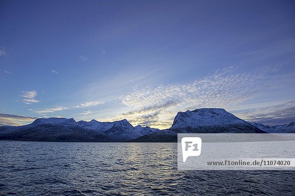 Landschaft  Atlantik mit schneebedeckten Bergen  bei Tromvik  Norwegen  Europa