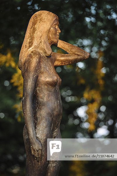 Skulptur aus Bronze  Eva von Hans Stöcker  Uhlandshöhe  Stuttgart  Baden-Württemberg  Deutschland  Europa
