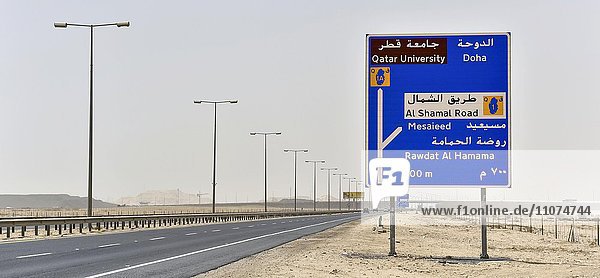 Wegweiser und Strassenschild nach Doha  Katar  Asien