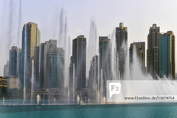 Wasserspiel vor Hochhäusern  Dubai  Vereinigte Arabische Emirate  Asien