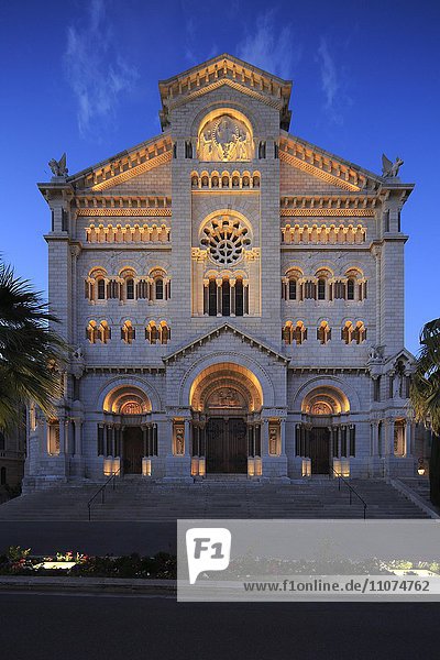 Neoromanische Kathedrale Notre-Dame-Immaculée bei Abenddämmerung  Fürstentum Monaco
