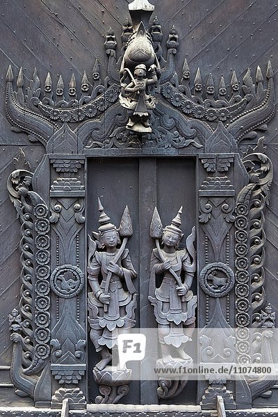 Detail  Holzschnitzereien im Kloster Shwe In Bin  Mandalay  Myanmar  Asien
