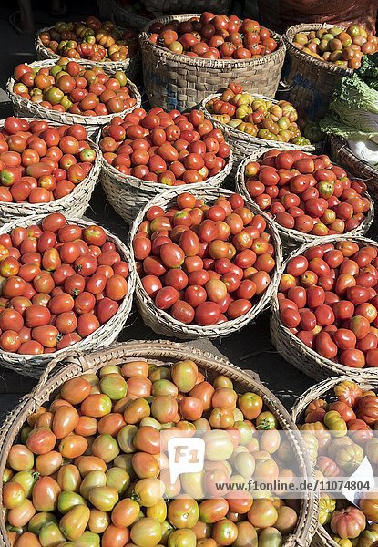 Tomaten in Körben  Straßenmarkt in Mandalay  Myanmar  Asien