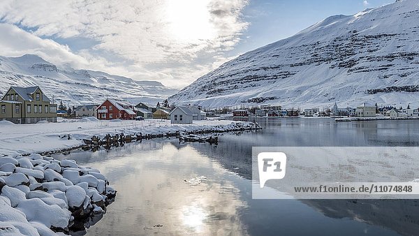 Ausblick über das Dorf Seyðisfjörður  Ostisland  Island  Europa