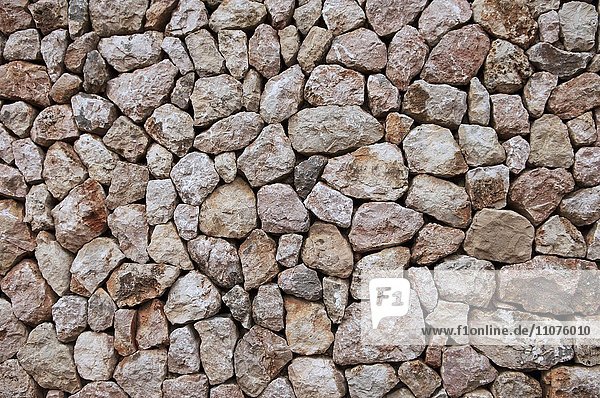 Steinmauer mit verschieden großen Steinen  Mallorca  Spanien  Europa