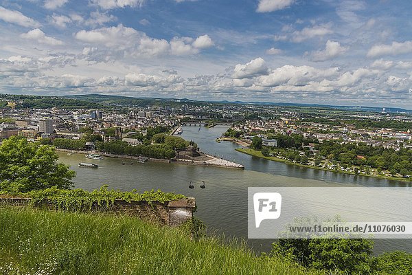 Deutsches Eck  Zusammenfluss von Rhein und Mosel  Blick von Festung Ehrenbreitstein  Koblenz  Rheinland Pfalz  Deutschland  Europa