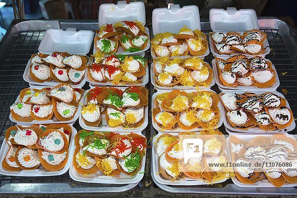 Marktstand mit verschiedenen thailändischen Süssigkeiten  Essensstand  Essen zum Verkauf auf einem Nachtmarkt  Thailand  Asien