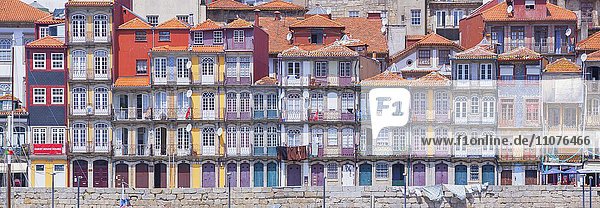 Häuserfront in Porto am Fluss Douro  Flussufer  Porto  Portugal  Europa