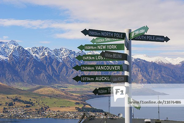 Wegweiser in alle Richtungen  Queenstown  Südinsel  Neuseeland  Ozeanien
