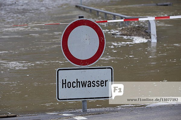 Überflutete Uferpromenade bei Hochwasser an der Mosel  Cochem  Rheinland-Pfalz  Deutschland  Europa