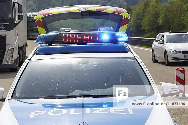 Leuchtschrift Unfall auf einem Streifenwagen der Autobahnpolizei auf der Autobahn  Koblenz  Rheinland-Pfalz  Deutschland  Europa