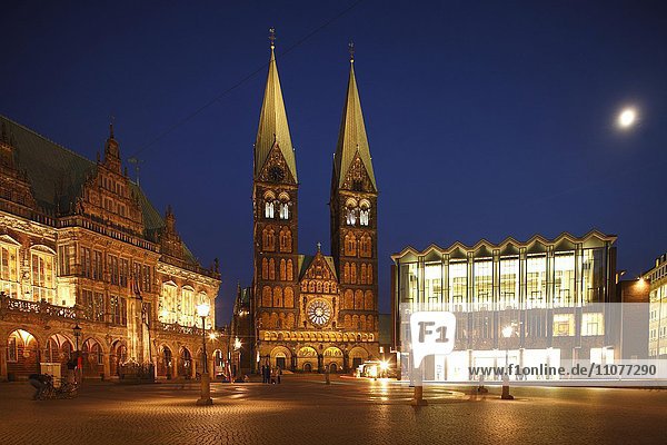 Old Town Hall with Cathedral  Parliament House  and House of citizenship at night  Bremen  Germany  Europe