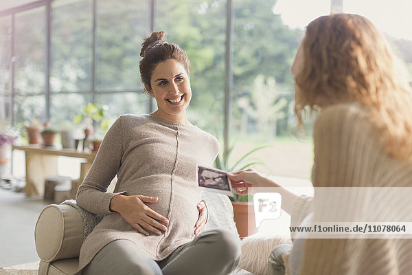 Schwangere Frauen  die sich Ultraschall teilen