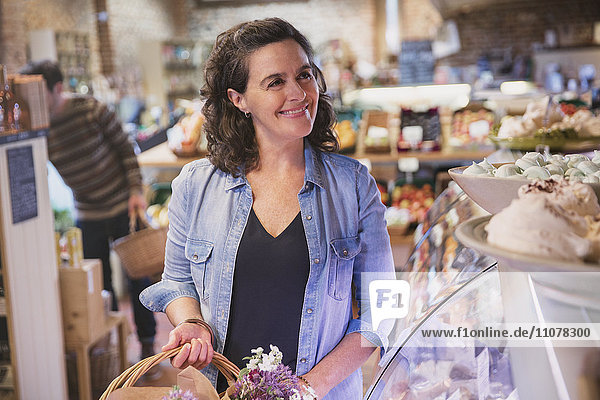 Lächelnde Frau beim Einkaufen auf dem Markt