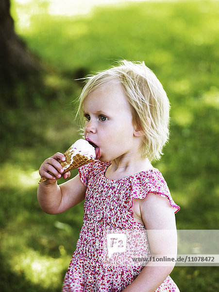 Mädchen isst Eiscreme