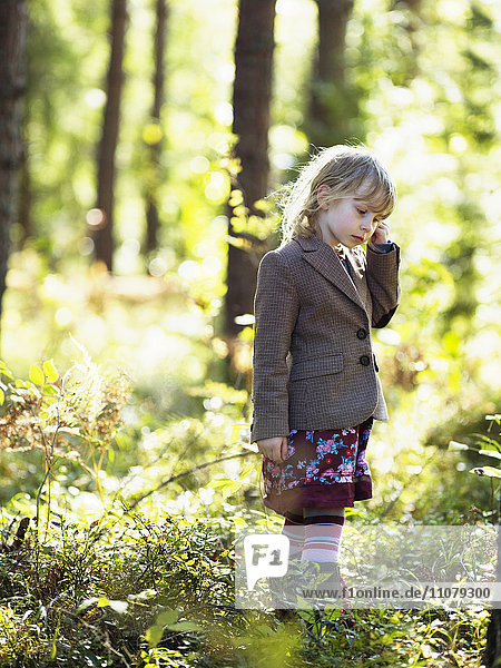 Porträt eines Mädchens im Wald