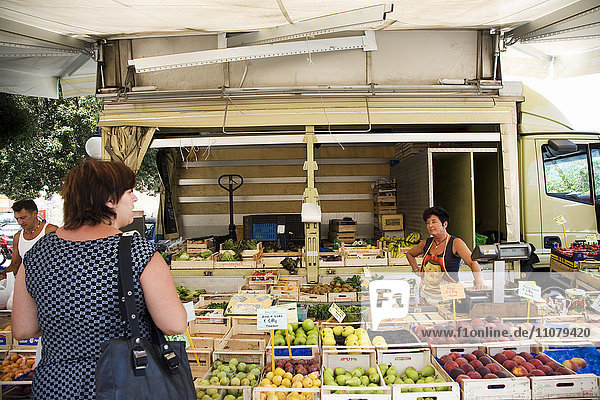 Frau kauft Früchte auf dem Markt