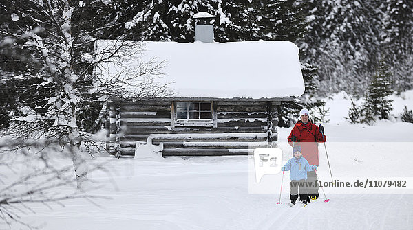 Mutter und Kind beim Skifahren  Schweden.