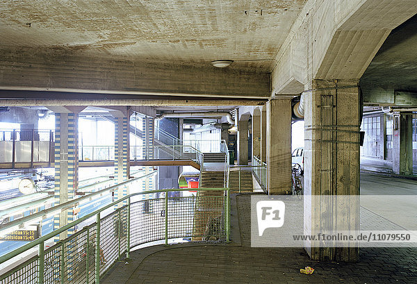 Blick auf einen leeren U-Bahnhof