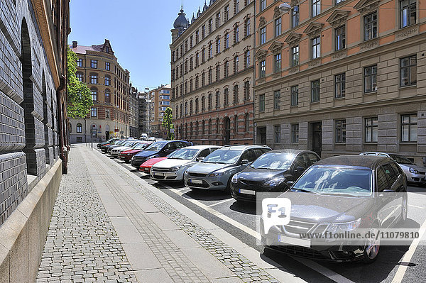 Reihe von Autos neben dem Bürgersteig geparkt