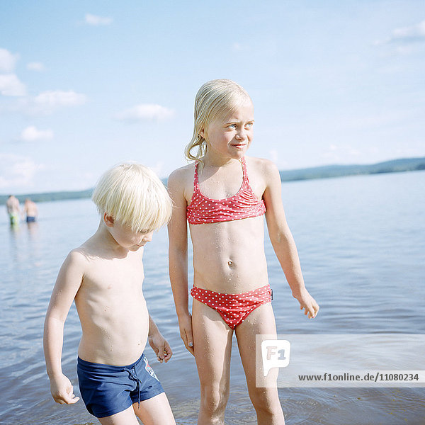 Junge und Mädchen im See