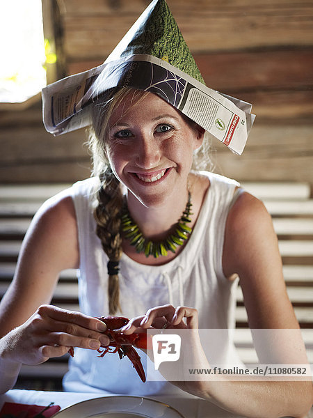 Lächelnde Frau mit Flusskrebsen