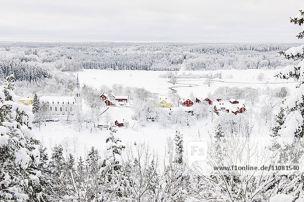 Winterlandschaft mit entferntem Dorf