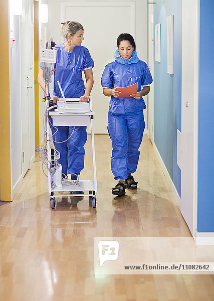 Krankenschwestern gehen durch den Korridor