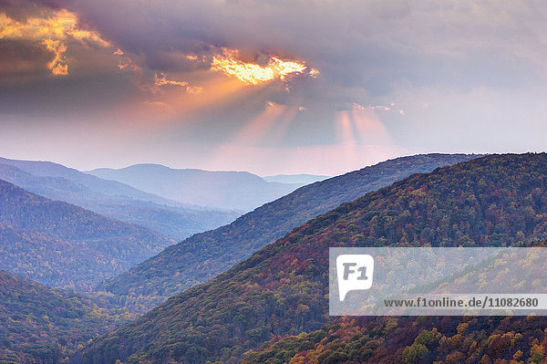 Sonnenuntergang über den Bergen  West Virginia  USA