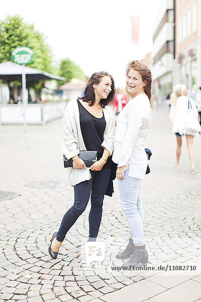 Lächelnde Frau beim gemeinsamen Spaziergang  Vaxjo  Smaland  Schweden