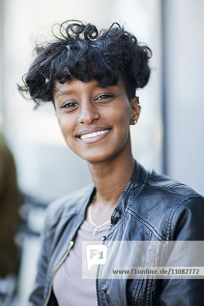 Porträt einer lächelnden jungen Frau  Stockholm  Schweden