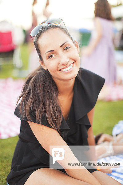 Lächelnde junge Frau beim Picknick