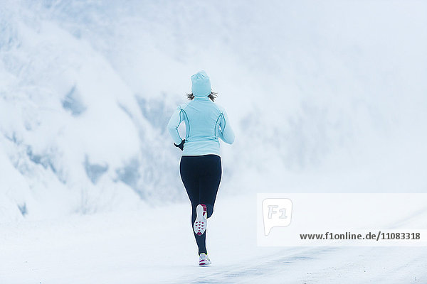 Frau läuft im Winter  Schweden