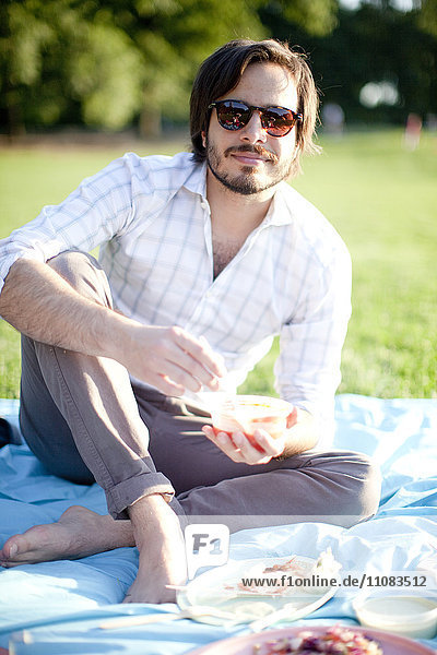 Junger Mann beim Picknick im Central Park  New York City  USA
