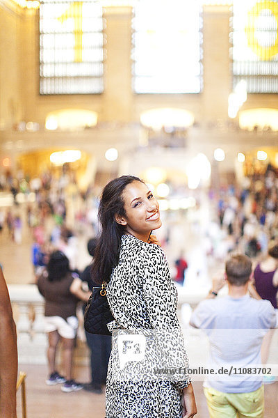 Junge lächelnde Frau am Grand Central  New York City  USA