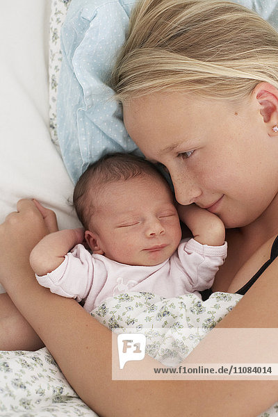 Mädchen mit neugeborenem Baby