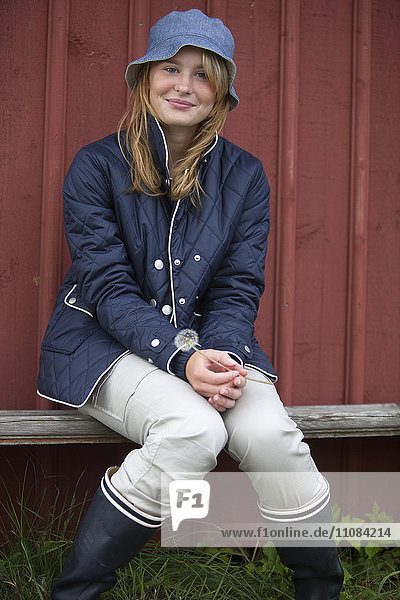 Jugendliches Mädchen an Holzwand  Vastkusten  Schweden