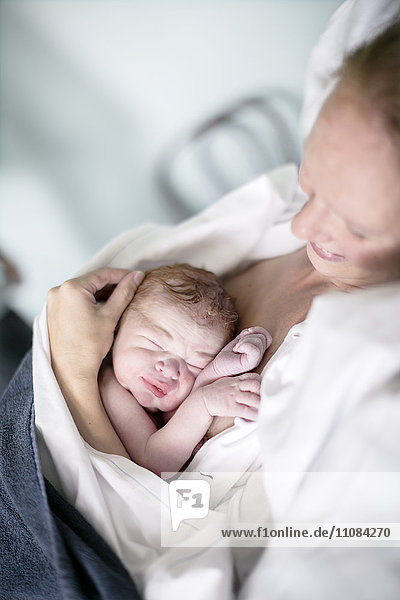 Neugeborenes Baby schlafend mit Mutter  Danderyd  Stockholm  Schweden