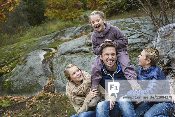 Vater mit drei Kindern  Karlskrona  Blekinge  Schweden