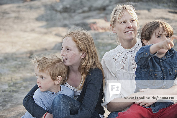 Mutter mit drei Kindern  Nacka  Schweden